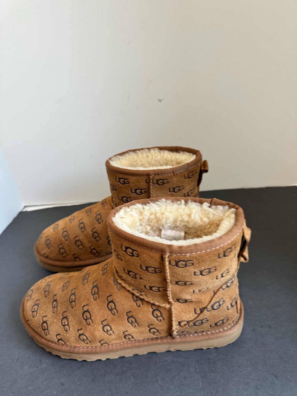 UGG Classic Mini boots in chestnut suede w/all-over embossed logo. Size 8 - Picture 4 of 10